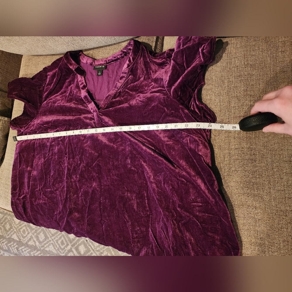 💕Torrid VELVET SPLIT NECK FLUTTER SLEEVE TOP Purple Size 1 - Picture 6 of 6